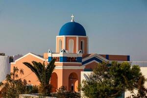 tradicional arquitetura do a igrejas do a oia cidade dentro santorini ilha foto