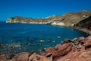 famoso vermelho de praia às santorini ilha dentro uma lindo cedo Primavera dia foto