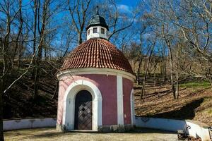 a pequeno capela do a infantil Jesus uma construído em a 18º século este pertencia para a monges do nu carmelitas localizado às Petrin jardins foto