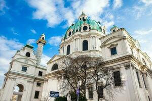 santo Charles Igreja localizado em a sul lado do Karlsplatz dentro Viena construído em 1737 foto