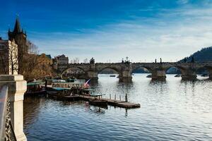 a medieval Charles ponte sobre a vltava rio dentro Praga cidade foto
