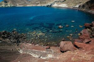 famoso vermelho de praia às santorini ilha dentro uma lindo cedo Primavera dia foto