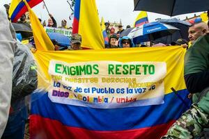 bogotá, Colômbia, 19 Julho 2023. pacífico protesto do a membros do a ativo reserva do a militares e polícia forças dentro Bogotá Colômbia contra a governo do gustavo petro foto