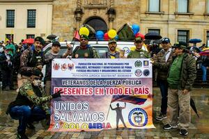 bogotá, Colômbia, 19 Julho 2023. pacífico protesto do a membros do a ativo reserva do a militares e polícia forças dentro Bogotá Colômbia contra a governo do gustavo petro foto