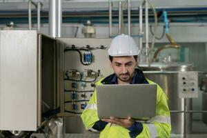 mecânico ou manutenção ou elétrico engenheiro verificação a Principal elétrico ao controle sistemas industrial plantar. Utilitário frente homem diariamente Verifica poder sistemas dentro processo. a Principal distribuição quadro, quadros de distribuição foto