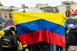 bogotá, Colômbia, 19 Julho 2023. pacífico protesto do a membros do a ativo reserva do a militares e polícia forças dentro Bogotá Colômbia contra a governo do gustavo petro foto