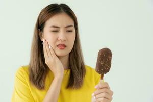 ásia mulher sentir sensível dentes depois de comendo gelo creme, fêmea Sofra dente, decair problemas, dental Cuidado, dente Extração, decair problema, mau respiração, gengival recessão, oral higiene instrução foto