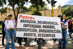 bogotá, Colômbia, Junho 2023, pacífico protesto marchas contra a governo do gustavo petro chamado la marcha de la prefeito foto