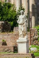 antigo ruínas do a casa do a vestal virgens às a romano fórum dentro Roma foto