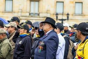 bogotá, Colômbia, 19 Julho 2023. pacífico protesto do a membros do a ativo reserva do a militares e polícia forças dentro Bogotá Colômbia contra a governo do gustavo petro foto