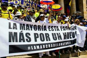 bogotá, Colômbia, Junho 2023, pacífico protesto marchas contra a governo do gustavo petro chamado la marcha de la prefeito foto