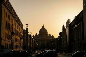 a pôr do sol cai sobre a lindo constantiniano basílica do st. Peter às a Vaticano cidade foto