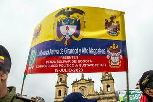 bogotá, Colômbia, 19 Julho 2023. pacífico protesto do a membros do a ativo reserva do a militares e polícia forças dentro Bogotá Colômbia contra a governo do gustavo petro foto