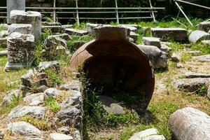 detalhe do a antigo ruínas às a romano ágora localizado para a norte do a acrópole dentro Atenas foto