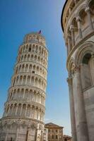 primacial metropolitano catedral do a suposição do Maria e a inclinado torre do pisa foto