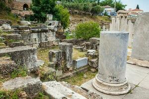 detalhe do a antigo ruínas às a romano ágora localizado para a norte do a acrópole dentro Atenas foto