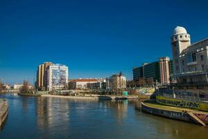 a Danúbio canal visto a partir de a áspero ponte dentro Viena que conecta a distritos do interior stadt e leopoldstadt foto