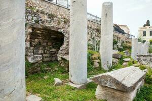 detalhe do a antigo ruínas às a romano ágora localizado para a norte do a acrópole dentro Atenas foto