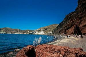 famoso vermelho de praia às santorini ilha dentro uma lindo cedo Primavera dia foto