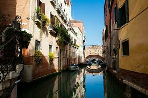 lindo Veneza canais dentro a ensolarado cedo Primavera dia foto