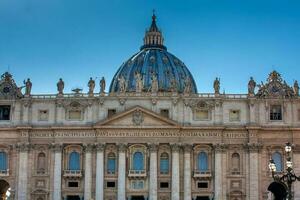fachada e cúpula do a papal basílica do st. Peter dentro a Vaticano foto