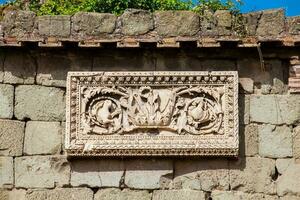 detalhe do a lindo pedra esculturas que decorado a antigo romano fórum dentro Roma foto