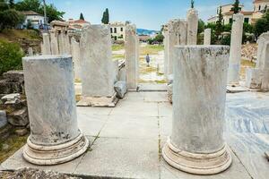 antigo ruínas às a romano ágora localizado para a norte do a acrópole dentro Atenas foto