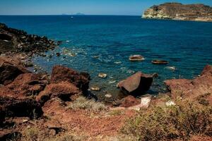 famoso vermelho de praia às santorini ilha dentro uma lindo cedo Primavera dia foto