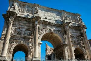 a arco do Constantine uma triunfal arco dentro Roma, situado entre a Coliseu e a palatina Colina construído em a ano 315 de Anúncios foto