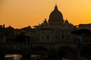 a pôr do sol cai sobre a lindo constantiniano basílica do st. Peter às a Vaticano cidade foto