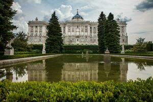 a real Palácio do madri a oficial residência do a espanhol real família às a cidade do madri visto a partir de a sabatini jardins foto