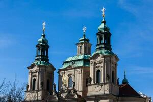 torres do a santo nicolas Igreja localizado dentro Praga velho Cidade foto