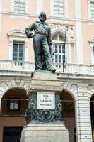 bronze estátua do giuseppe garibaldi fez dentro 1892 de ettore Ferrari às garibaldi quadrado dentro pisa foto