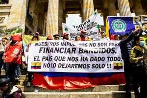 bogotá, Colômbia, Junho 2023, pacífico protesto marchas contra a governo do gustavo petro chamado la marcha de la prefeito foto