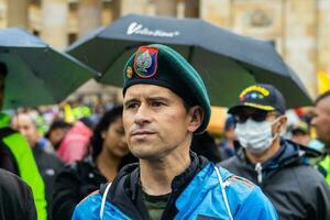 bogotá, Colômbia, 19 Julho 2023. pacífico protesto do a membros do a ativo reserva do a militares e polícia forças dentro Bogotá Colômbia contra a governo do gustavo petro foto