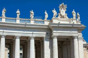 detalhe do a chigi casacos do braços e a estátuas do santos este coroa a colunatas do st. Peter quadrado construído em 1667 em a Vaticano cidade foto