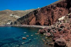 famoso vermelho de praia às santorini ilha dentro uma lindo cedo Primavera dia foto