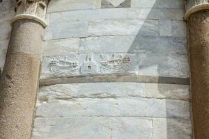 detalhe do a pedra esculturas em a paredes do a inclinado torre do pisa foto