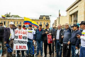 bogotá, Colômbia, 19 Julho 2023. pacífico protesto do a membros do a ativo reserva do a militares e polícia forças dentro Bogotá Colômbia contra a governo do gustavo petro foto