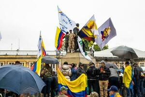 bogotá, Colômbia, 19 Julho 2023. pacífico protesto do a membros do a ativo reserva do a militares e polícia forças dentro Bogotá Colômbia contra a governo do gustavo petro foto