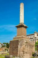 honorário coluna às a romano fórum dentro Roma foto