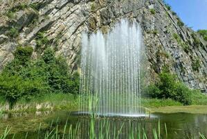 uma fonte dentro uma parque dentro a Belga pequeno cidade durbuy foto