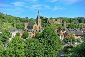 panorâmico Visão sobre a lindo pequeno cidade la roche en Ardenas dentro Bélgica foto