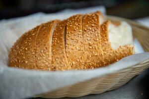 pão cesta com sésamo sementes foto