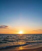 panorama ponto de vista panorama viagem verão mar vento onda legal em feriado calma costeiro grande Sol conjunto céu luz laranja dourado natureza tropical lindo tarde hora do dia às estrondo san de praia chonburi tailândia. foto