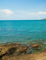 panorama verão vista frontal panorama tropical praia marítima Rocha azul céu branco areia fundo calma natureza oceano lindo onda batida espirrando água viagem khao aprender sim nacional parque leste Tailândia exótico foto