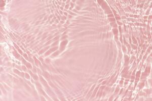 Rosa água com ondulações em a superfície. desfocar borrado transparente branco colori Claro calma água superfície textura com salpicos e bolhas. água ondas com brilhando padronizar textura fundo. foto