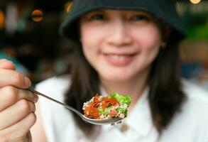 Ásia mulher comendo salada para dieta foto