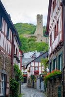 pitoresca vila de monreal com o castelo de Lowenburg ao fundo, região de Eifel, Alemanha