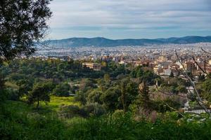 paisagem urbana de Atenas com o templo de Hefesto à distância foto